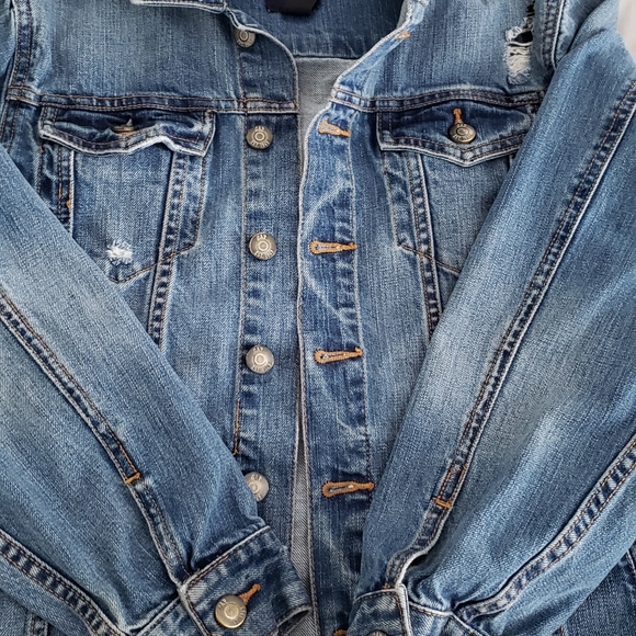 Kid's (unisex) Gap distressed jean jacket. - Picture 2 of 7